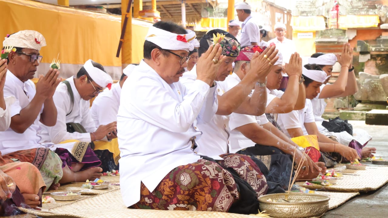 wakil-gubernur-bali-prof-tjokorda-oka-artha-ardana-sukawati-menghadiri-dan-melaksanakan-persembahyangan-serangkaian-karya-padudusan-agung-menawa-ratna-tawur-balik-sumpah-pedanan-ngenteg-linggih-ngusaba-nini-ngusaba-desa-di-pura-puseh-dan-pura-desa-desa-ad