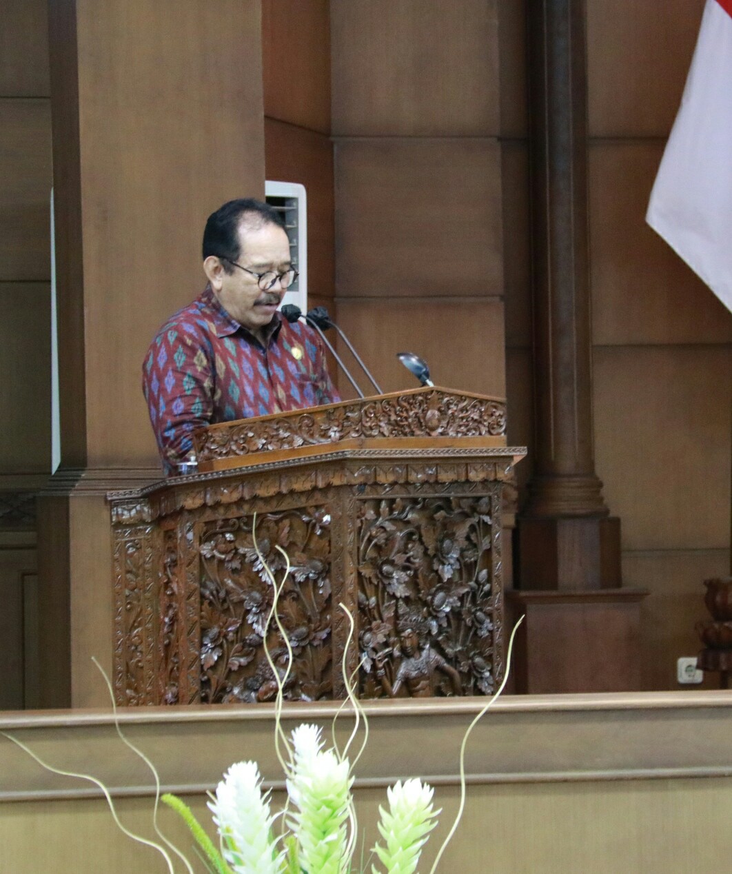 wagub-cok-ace-bacakan-jawaban-gubernur-bali-atas-pandangan-fraksi-fraksi-terhadap-2-raperda