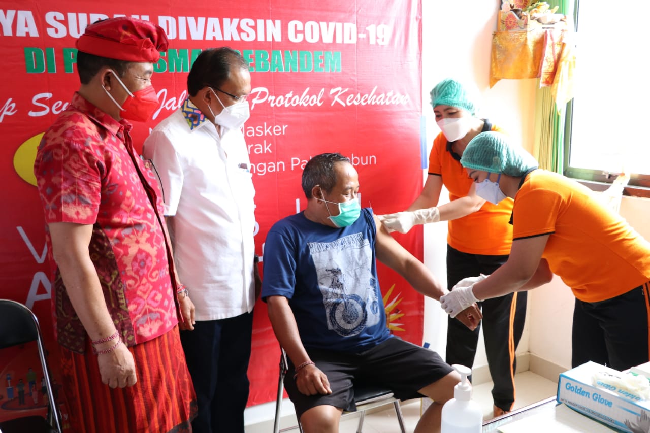 gubernur-koster-manfaatkan-hari-libur-sidak-vaksinasi-di-puskesmas-karangasem