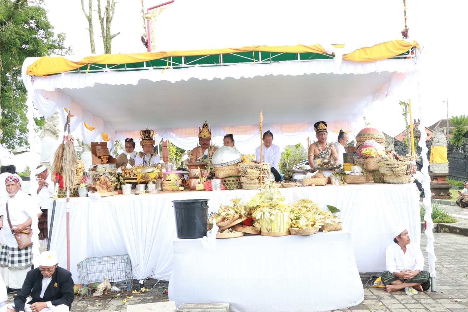 13-sulinggih-memuput-upacara-pemelaspas-fasilitas-di-kawasan-suci-pura-agung-besakih