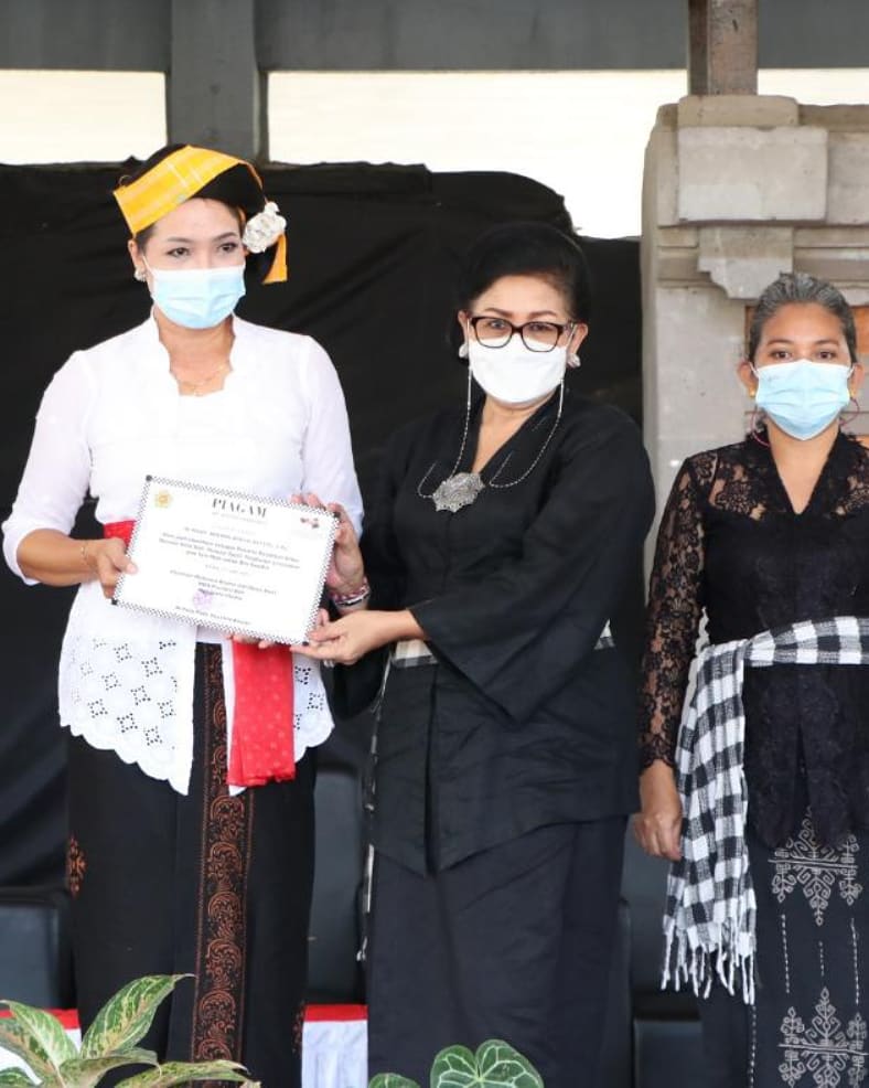 cegah-degradasi-budaya-pakis-bali-gelar-pelatihan-etika-busana-adat-di-buleleng