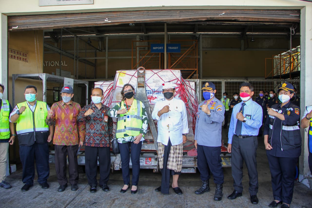 wagub-cok-ace-terima-hibah-medis-untuk-penanganan-covid-19-dari-pemerintah-australia