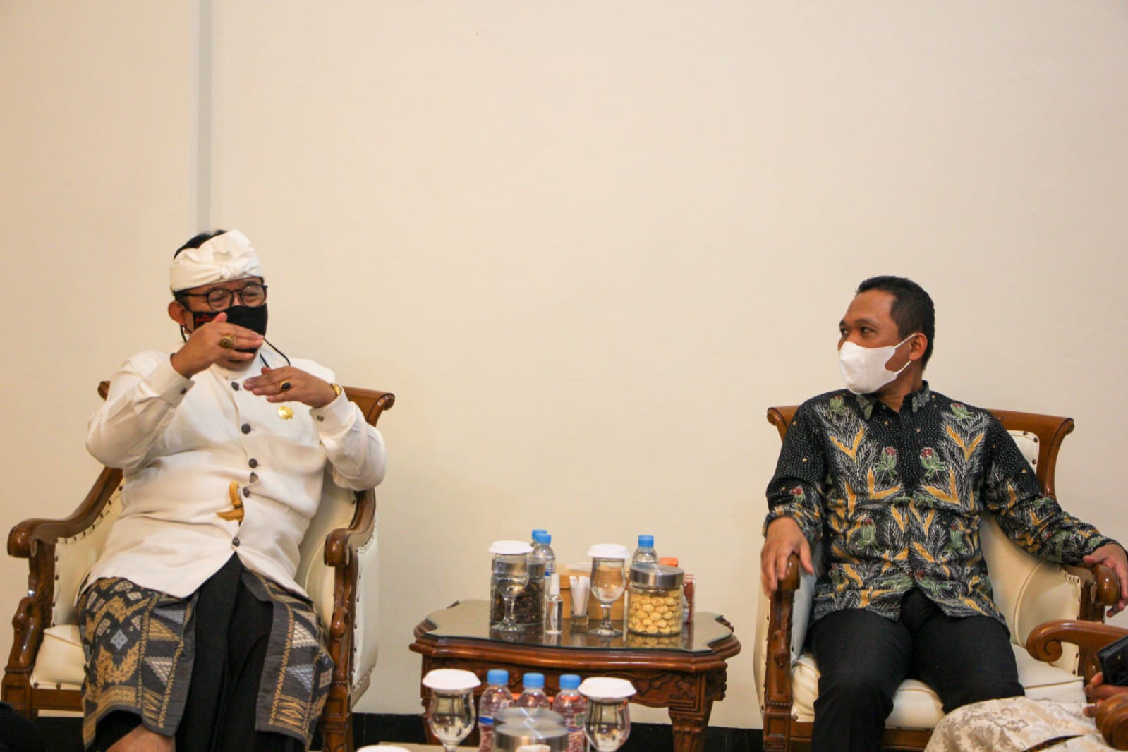bertemu-bupati-lumajang-wagub-cok-ace-sebut-odalan-di-semeru-tetap-dilaksanakan-dengan-prokes-ketat