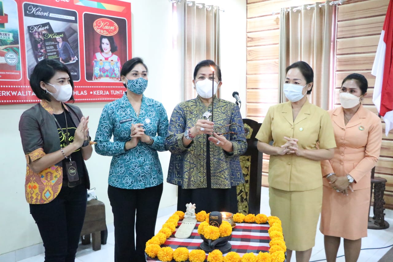 dukung-pelatihan-pembuatan-dupa-ny-putri-koster-ingatkan-bahan-baku-dupa-yang-bertuah