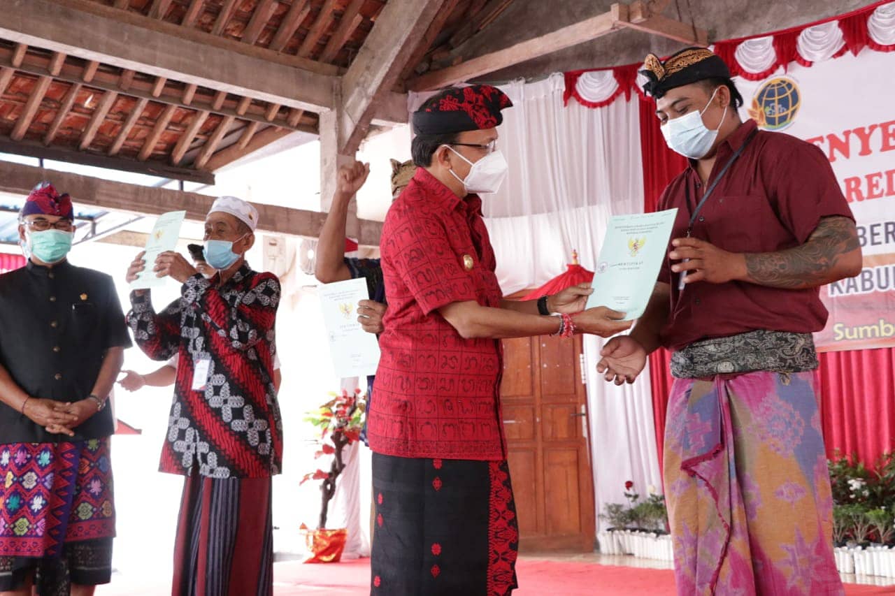 terkatung-katung-lebih-dari-60-tahun-gubernur-koster-selesaikan-masalah-kepemilikan-tanah-warga-desa-sumberklampok
