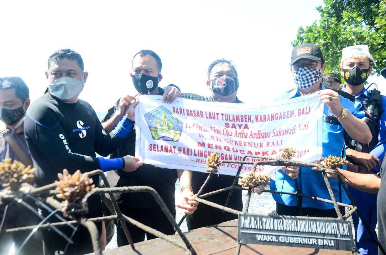 peringati-world-environment-day-wagub-cok-ace-tanam-terumbu-karang-di-tulamben