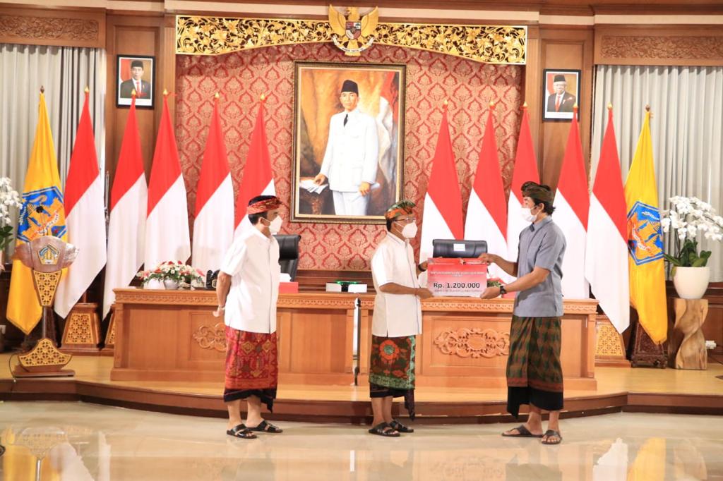 gubernur-koster-serahkan-bantuan-produktif-kepada-pelaku-usaha-mikro-di-bali