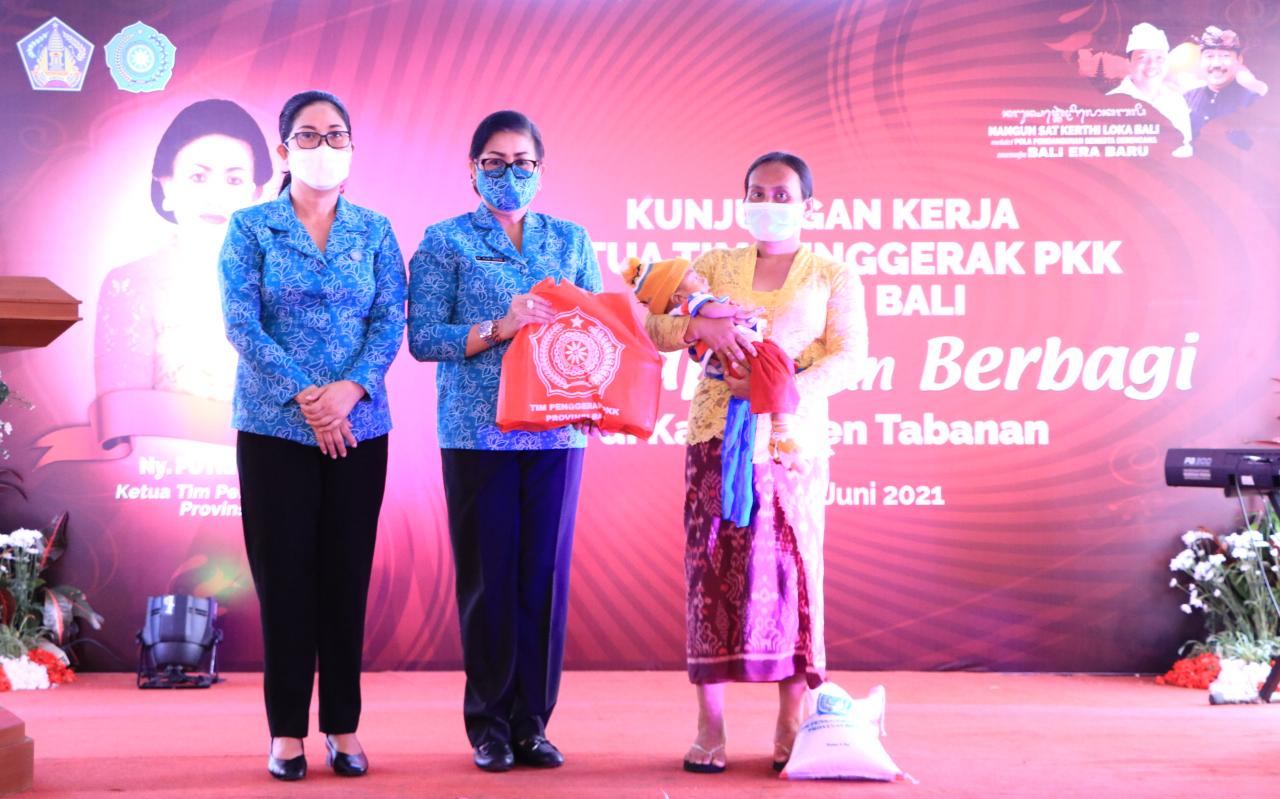 turun-menyapa-dan-berbagi-ny-putri-koster-minta-kader-pkk-guyub-dukung-program-pemprov-bali