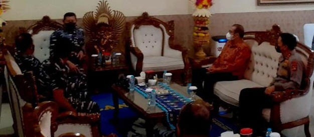 kepala-badan-kesatuan-bangsa-dan-politik-provinsi-bali-dewa-putu-mantera-mewakili-gubernur-bali-menyambut-rombongan-indonesian-naval-aquagriculture-programe-inap