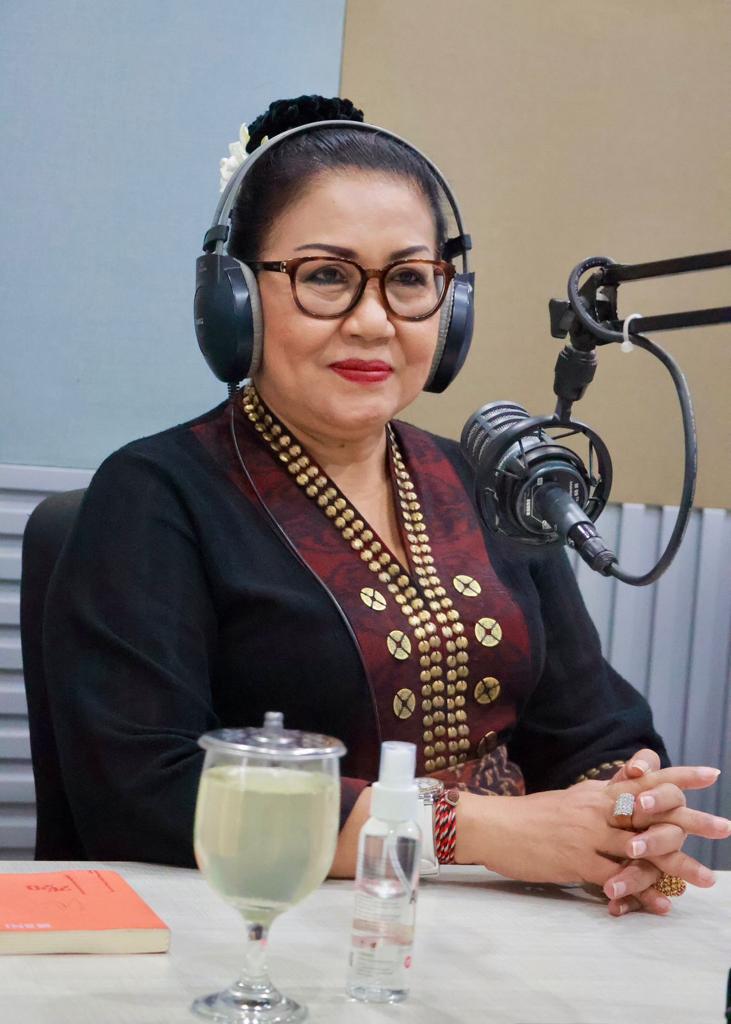 ketua-tp-pkk-provinsi-bali-ny-putri-koster-hadir-pada-dialog-44-tonggak-peradaban-penanda-bali-era-baru-studio-rri-denpasar-senin-6-maret-2023
