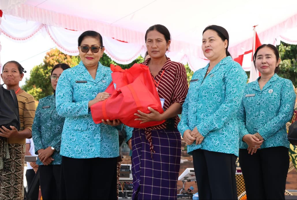 pasar-rakyat-di-karangasem-ibu-putri-koster-dorong-produk-lokal-dan-bunga-kasna-temukus-makin-berdaya