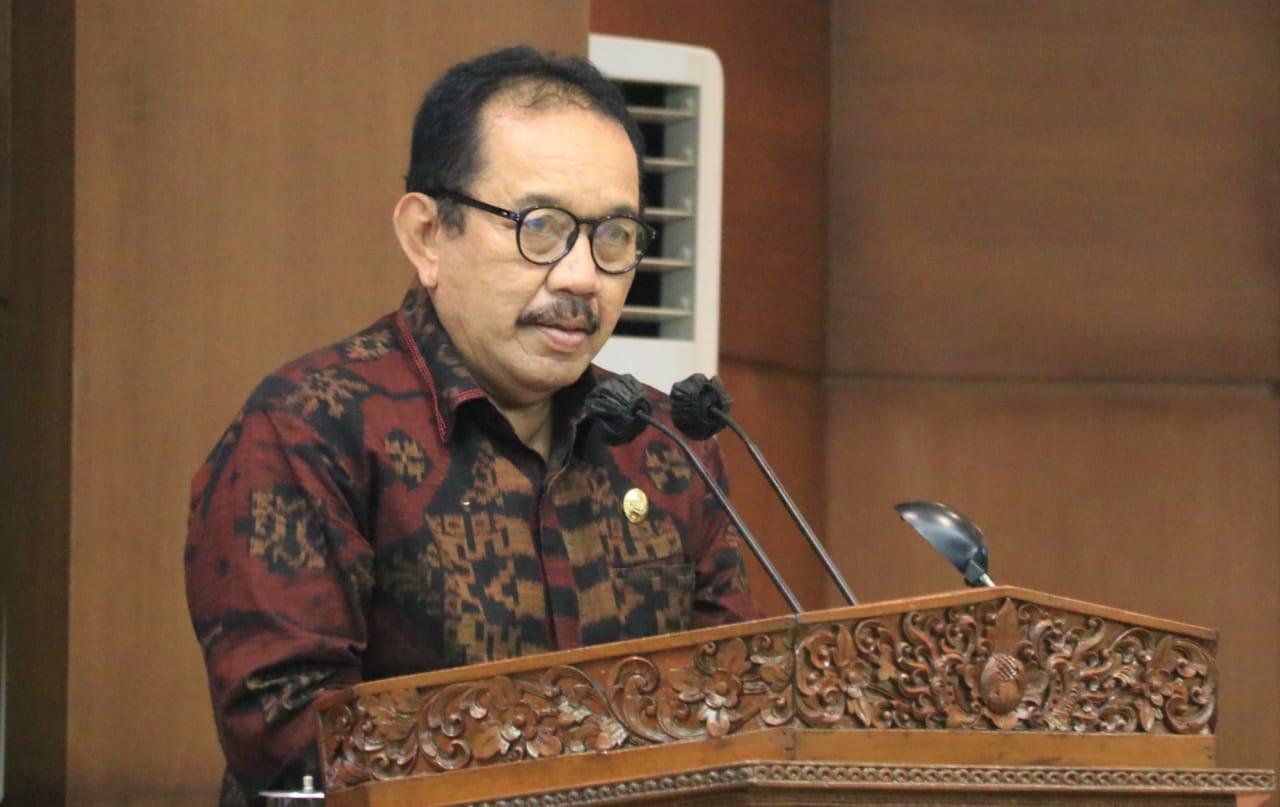 wagub-cok-ace-bacakan-pendapat-gubernur-terhadap-raperda-retribusi-perizinan-tertentu