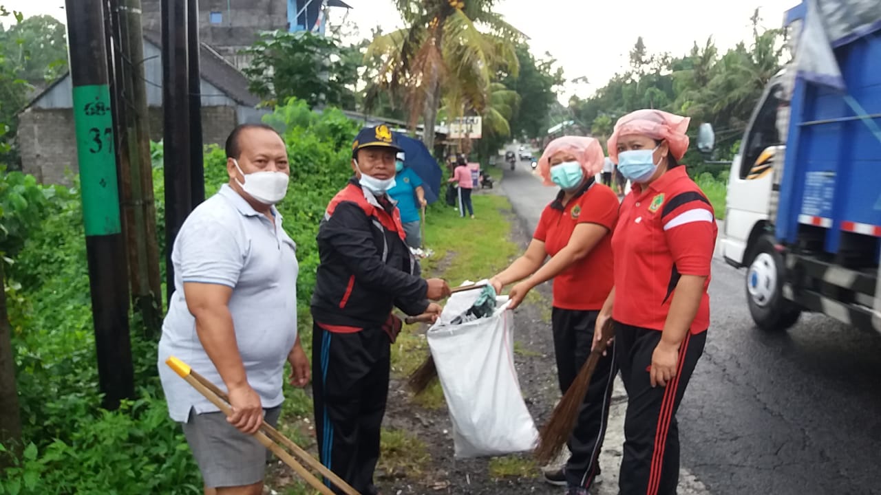 tim-kbs-desa-peken-belayu-marga-tabanan-melakukan-mereresik-di-lingkungan-desa-peken-belayu