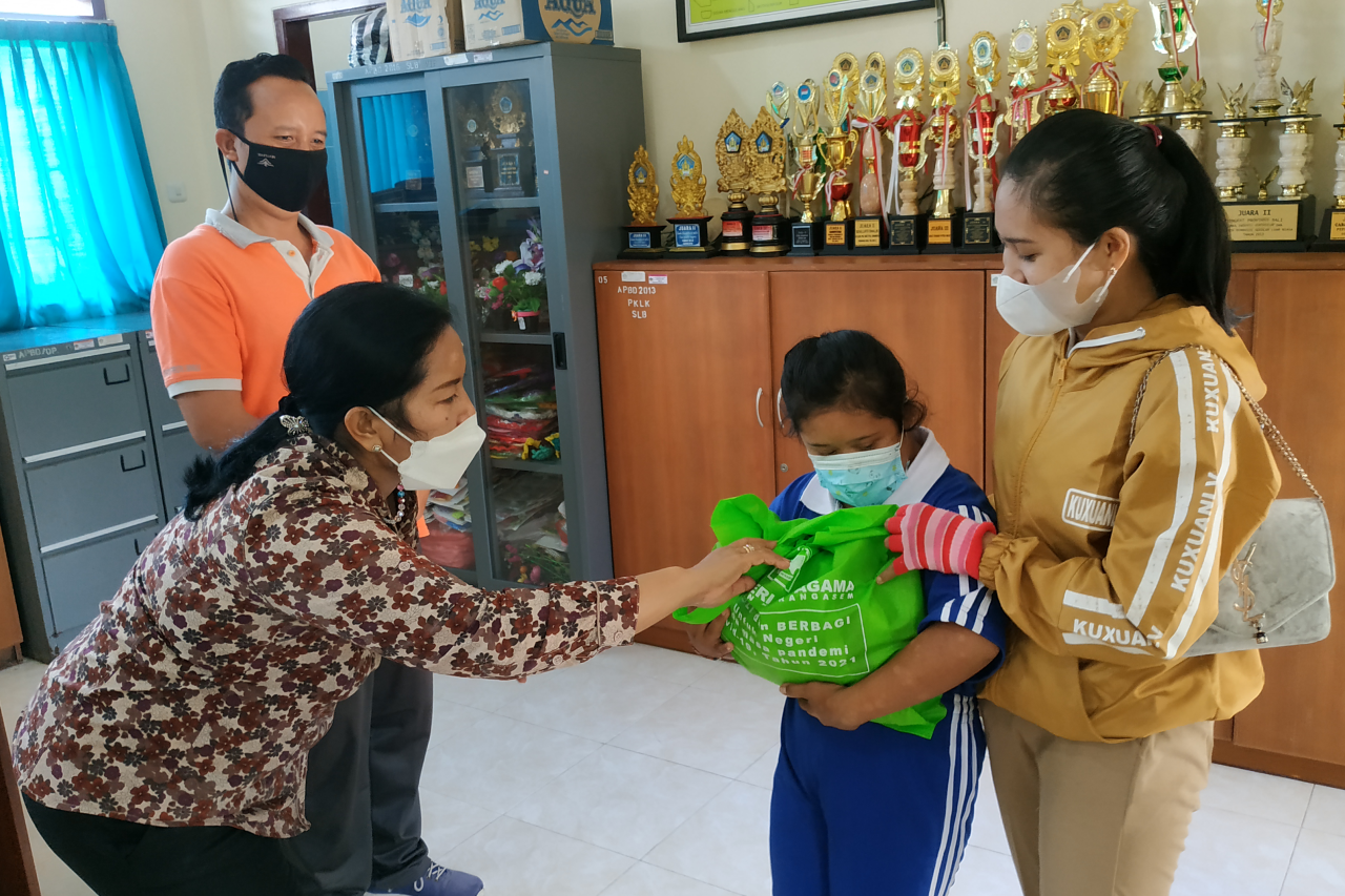 kegiatan-peduli-dan-berbagi-kemenag-karangasem-berikan-sembako-pada-peserta-didik-kurang-mampu