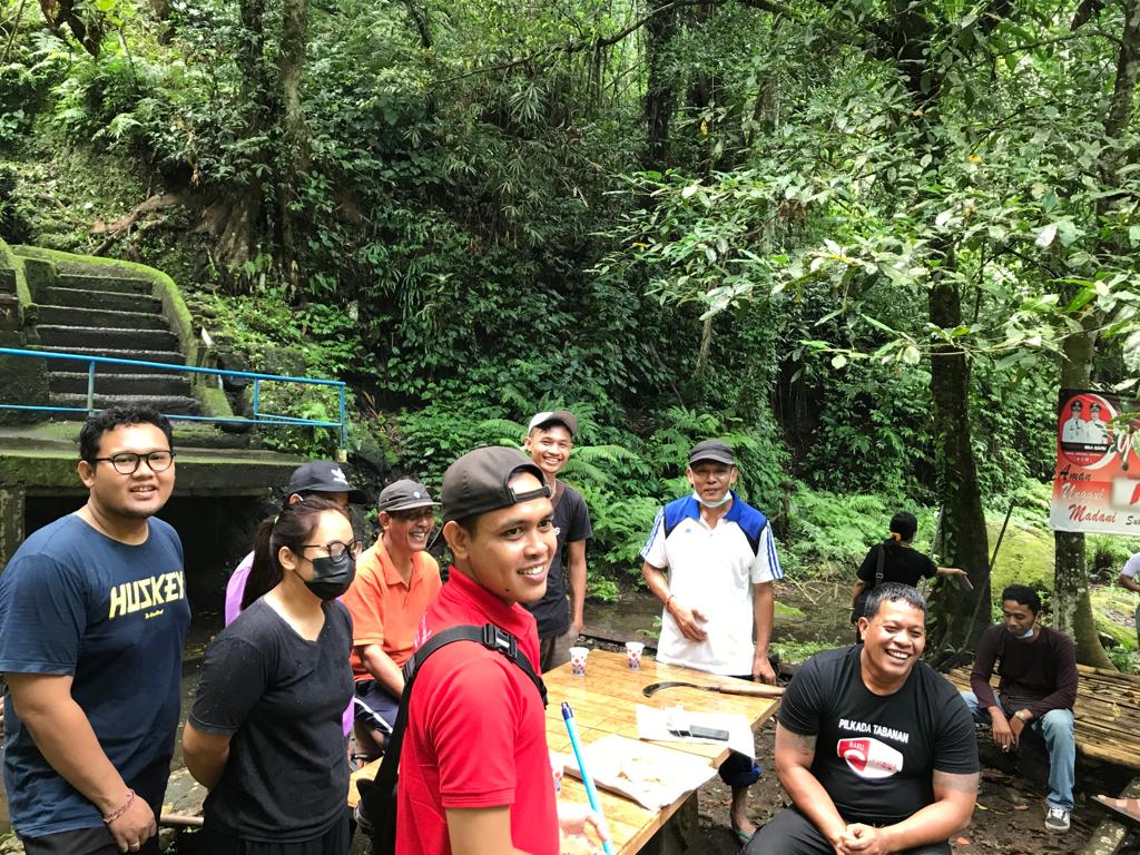perlindungan-danau-mata-air-sungai-dan-laut-tim-kbs-provinsi-dan-kabupaten-desa-selanbawak-ikut-kegiatan-bersih-bersih-sungai-bersama-masyarakat-desa-selanbawak-kaja