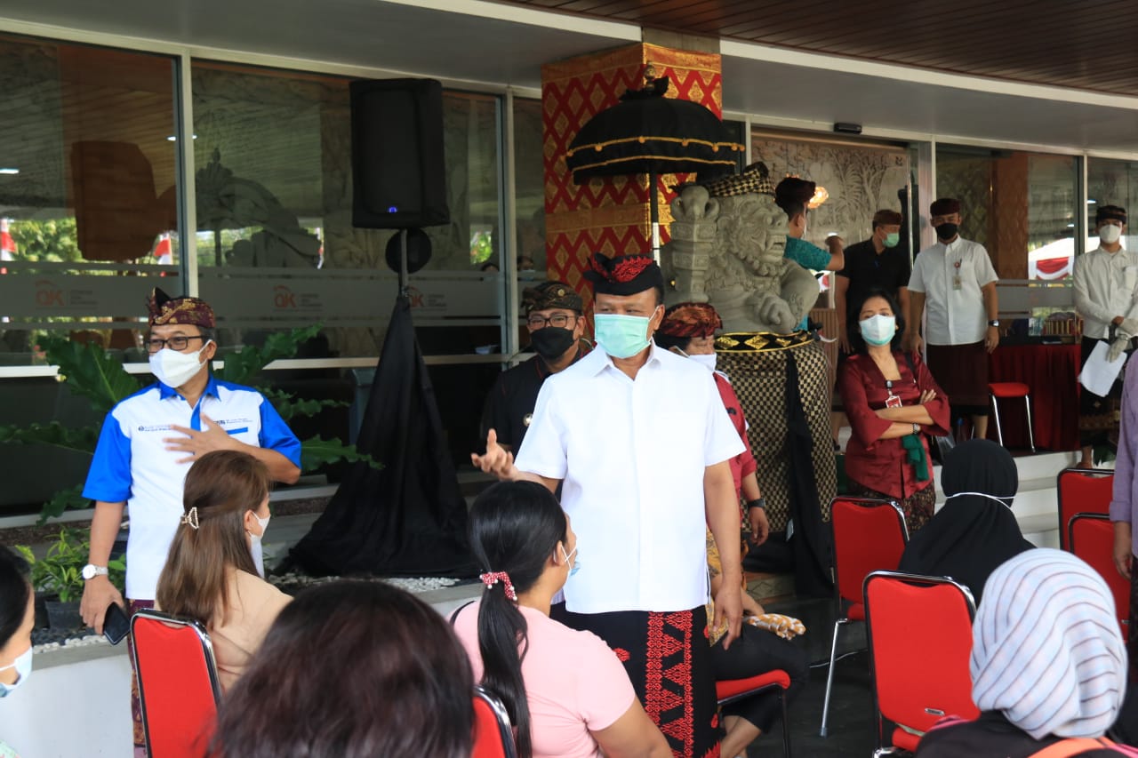 tinjau-pelaksanaan-program-percepatan-vaksinasi-covid-19-di-kantor-ojk-regional-8-bali-nusra-sekda-dewa-indra-ajak-masyarakat-bali-tingkatkan-ketahanan-imunitas-tubuh-dengan-vaksinasi