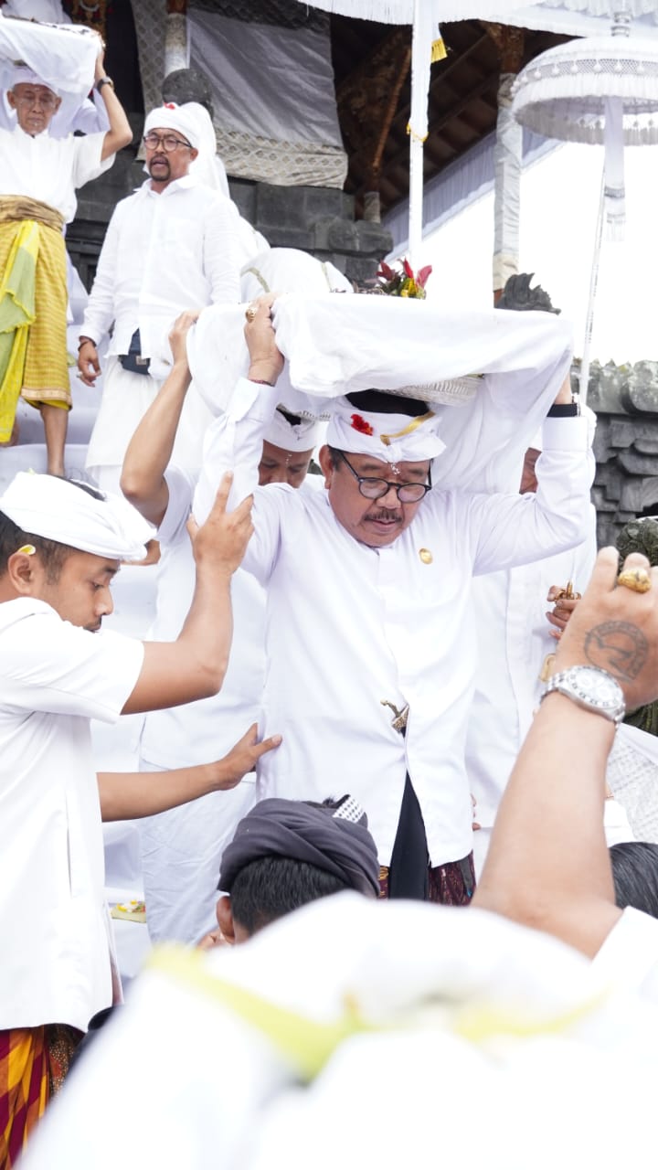 wagub-cok-ace-beserta-sekda-dewa-indra-turut-prosesi-nedunang-ida-bhatara-serangkaian-ida-bhatara-turun-kabeh-di-besakih