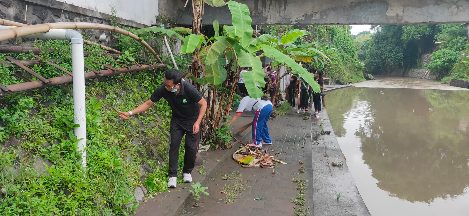 kerja-bakti-tim-kbs-di-pura-belong-wangaya-kaja