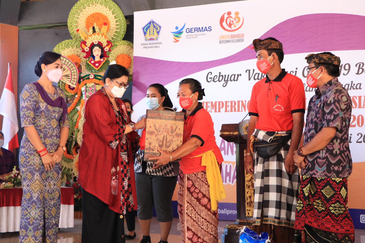 peringati-hari-lansia-nasional-ny-putri-koster-tinjau-vaksinasi-untuk-lansia-di-sanding-gianyar
