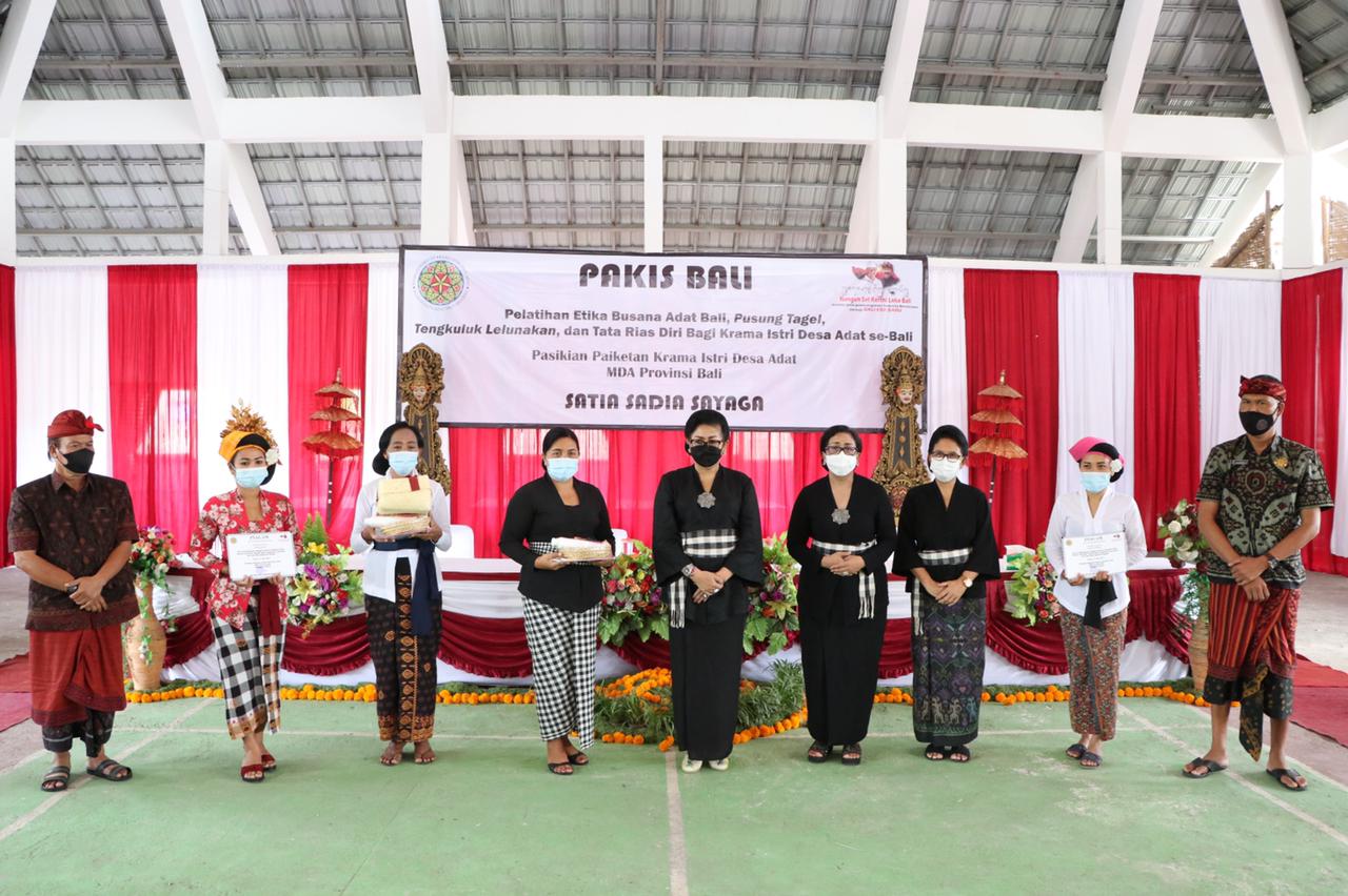 lestarikan-khasanah-etika-busana-wanita-bali-ny-putri-koster-gelar-pelatihan-pusung-tagel
