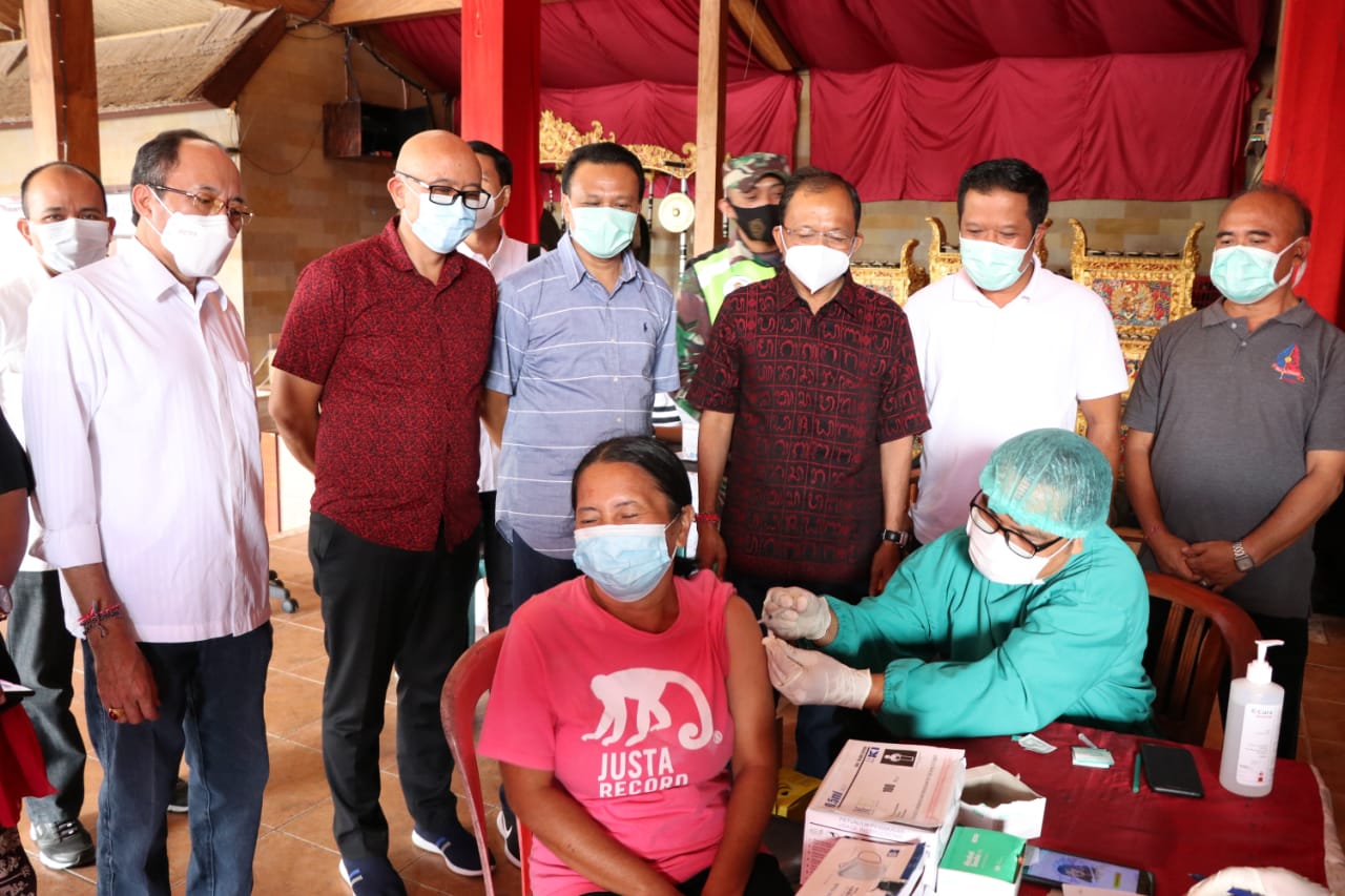 gubernur-bali-sidak-pelaksanaan-vaksinasi-di-bangli