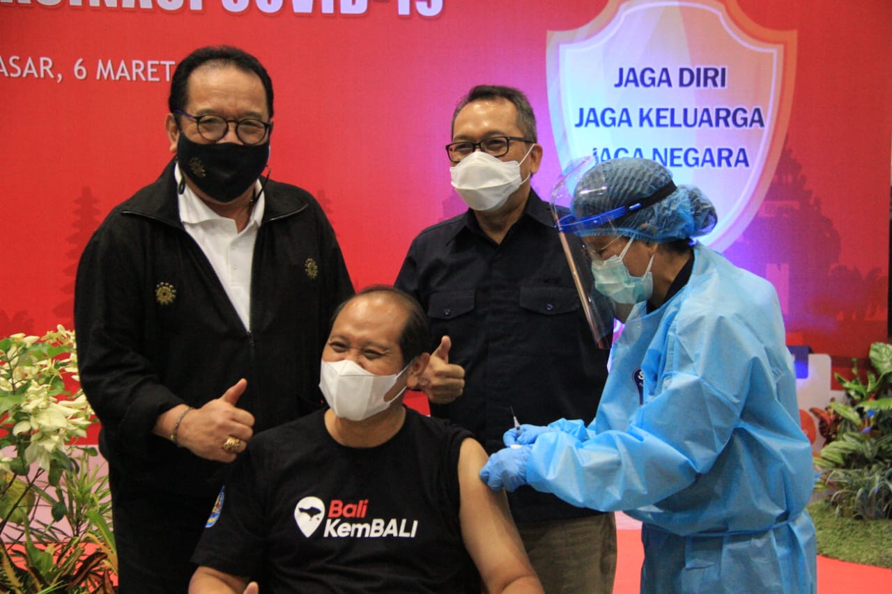 wagub-cok-ace-optimis-vaksinasi-pulihkan-kesehatan-masyarakat-dan-bangkitkan-perekonomian