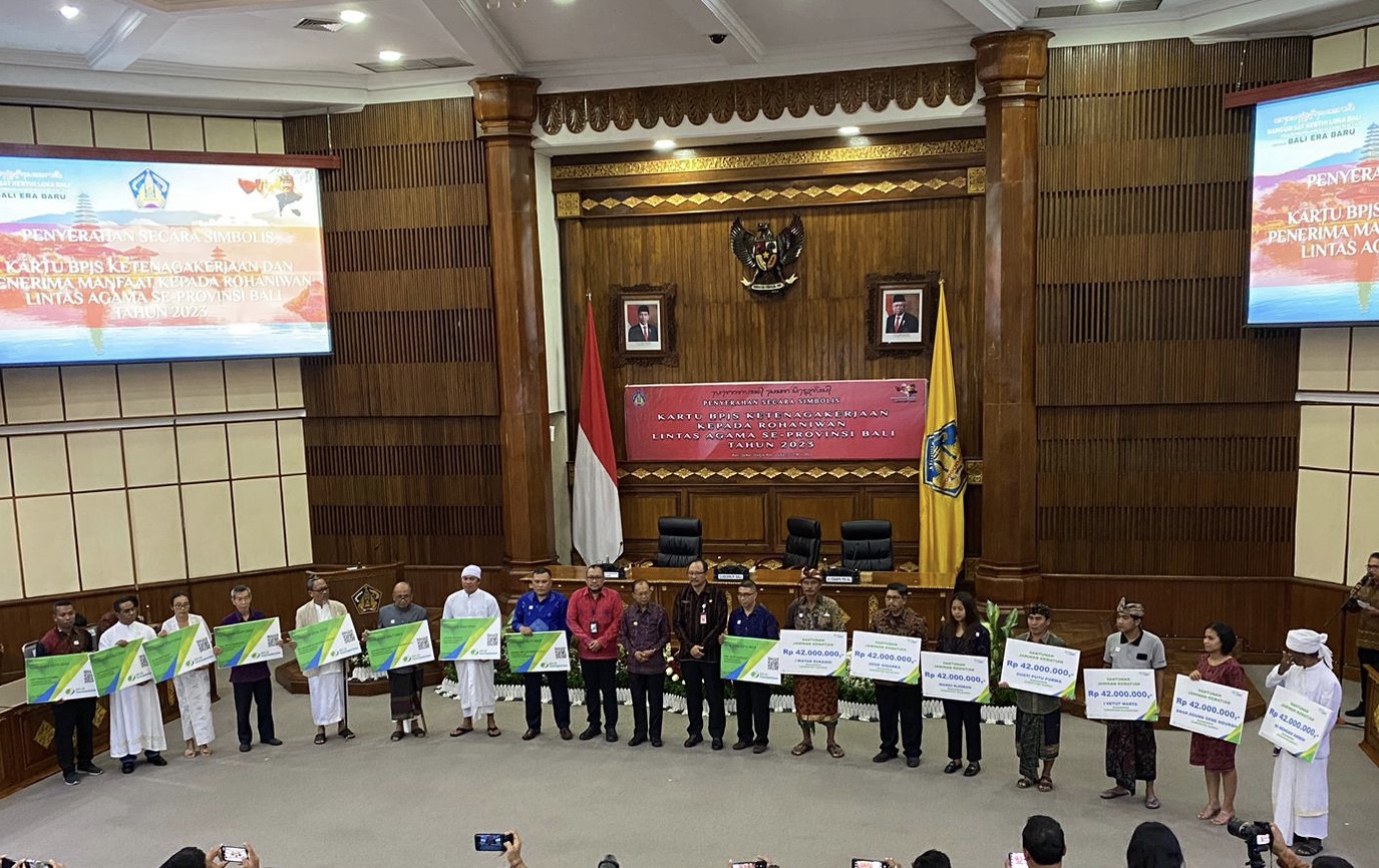 gubernur-bali-serahkan-32273-kartu-bpjs-ketenagakerjaan-kepada-rohaniwan-lintas-agama-se-bali