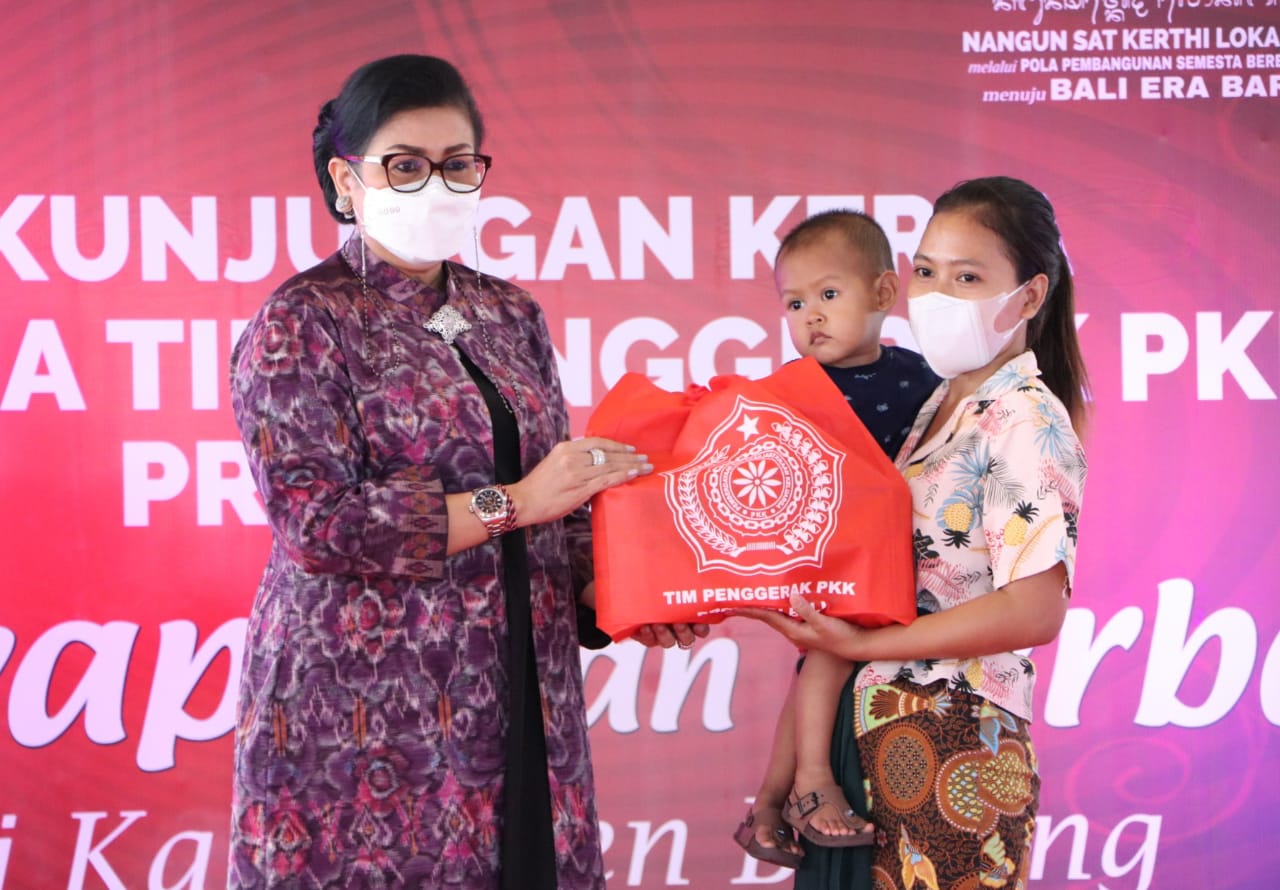 menyapa-dan-berbagi-di-badung-ny-putri-koster-ajak-pkk-geliatkan-up2k