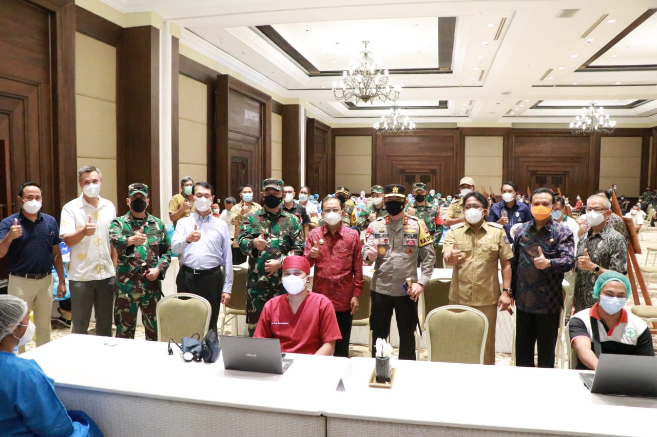 gubernur-koster-ajak-pangdam-ixudayana-kapolda-bali-dan-bupati-giri-gotong-royong-percepat-vaksinasi-di-badung
