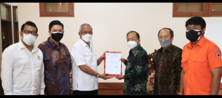 gubernur-koster-ucapkan-terimakasih-ke-kadin-indonesia-telah-membantu-generator-oksigen
