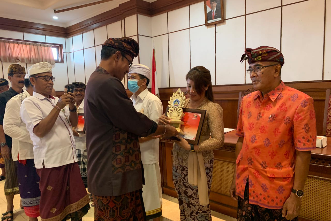 apresiasi-koperasi-berprestasi-dinas-koperasi-ukm-prov-bali-serahkan-penghargaan