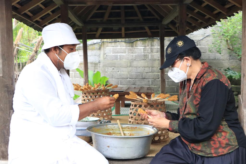 ny-putri-koster-turut-ngelilit-sate-di-bali-moela-tejakula