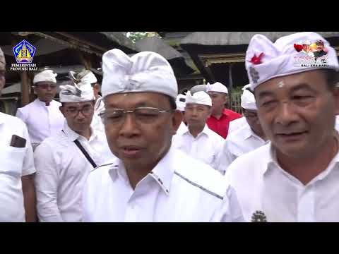 gubernur-bali-wayan-koster-melaksanakan-persembahyangan-tumpek-landep