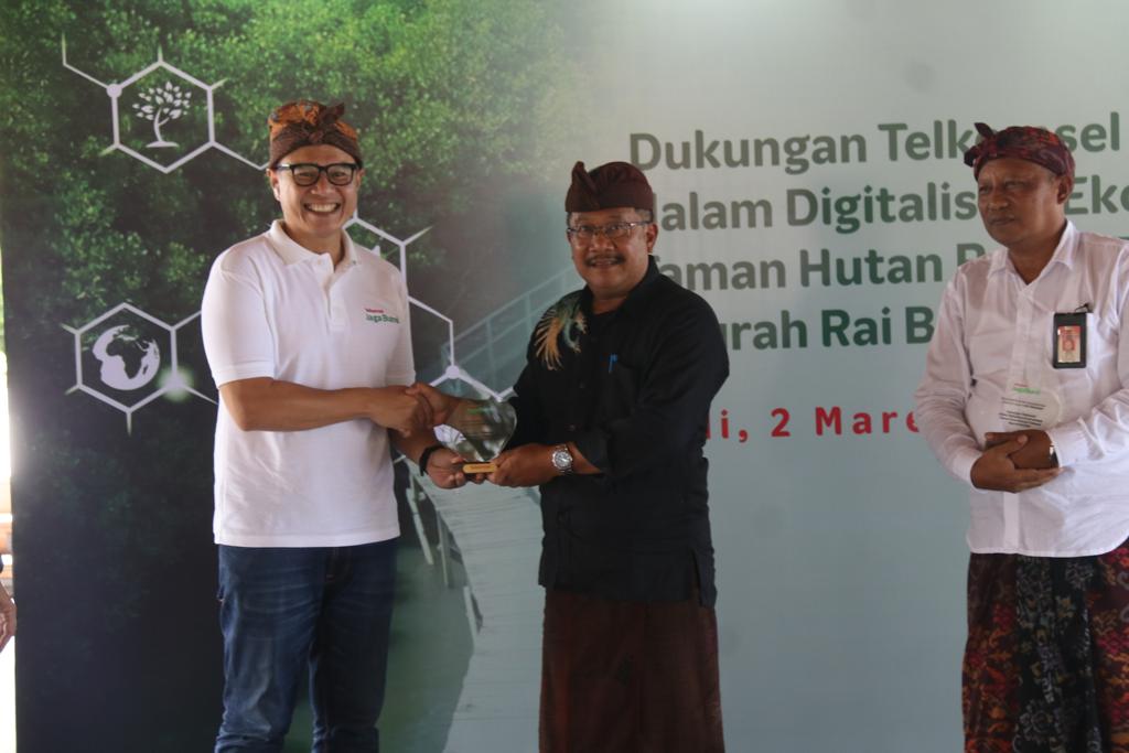tindaklanjuti-arahan-gubernur-koster-telkomsel-serahkan-bantuan-iot-untuk-pelestarian-dan-pengawasan-hutan-mangrove