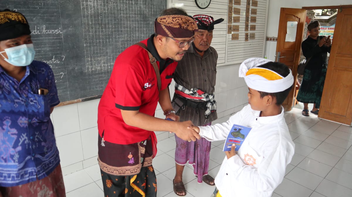 implementasikan-visi-pembangunan-daerah-bali-tim-kbs-desa-banjar-gelar-aksi-sosial