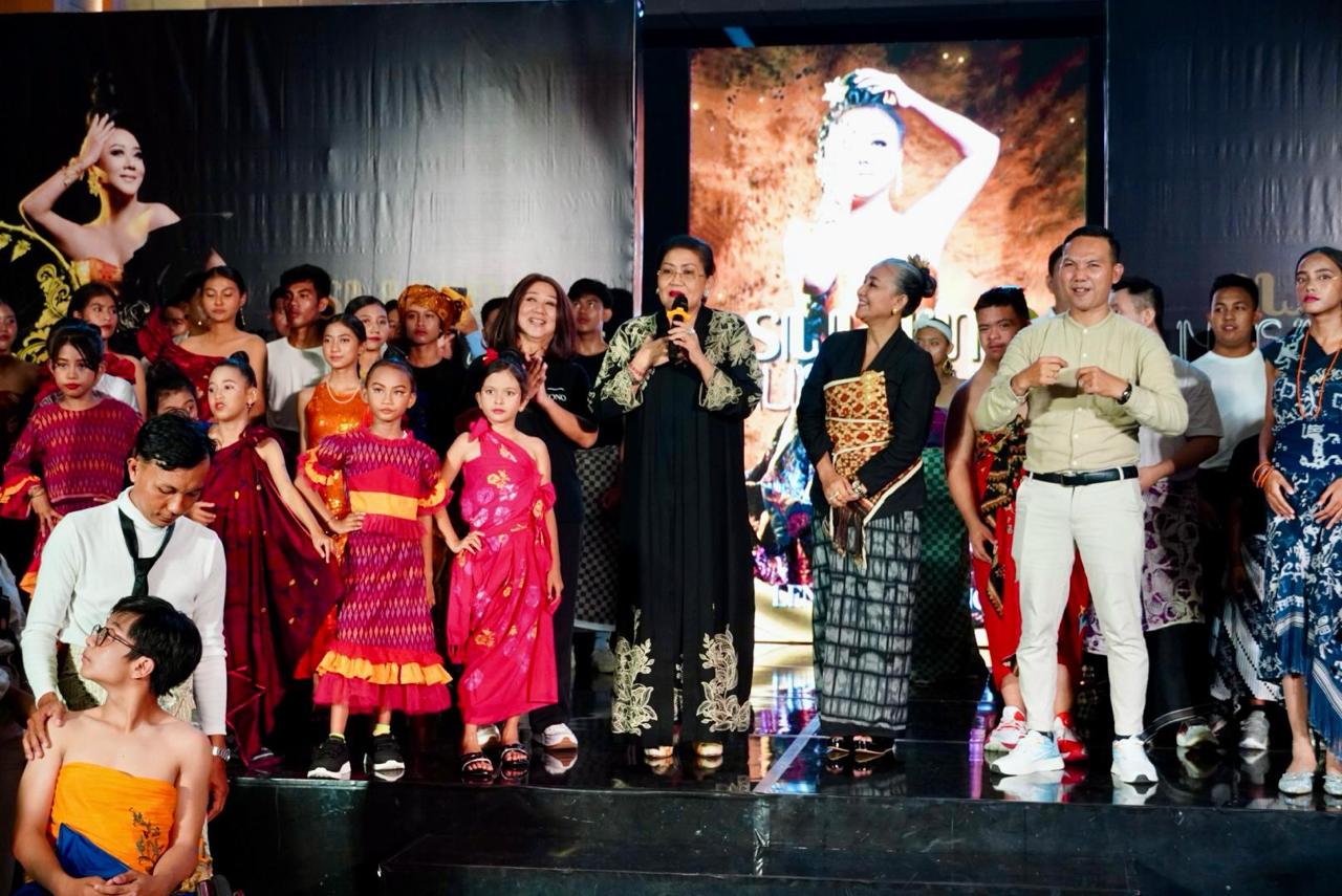Ketua Dekranasda Bali, Ny. Putri Koster Buka Secara Resmi Fashion Show Swarna Nusantara