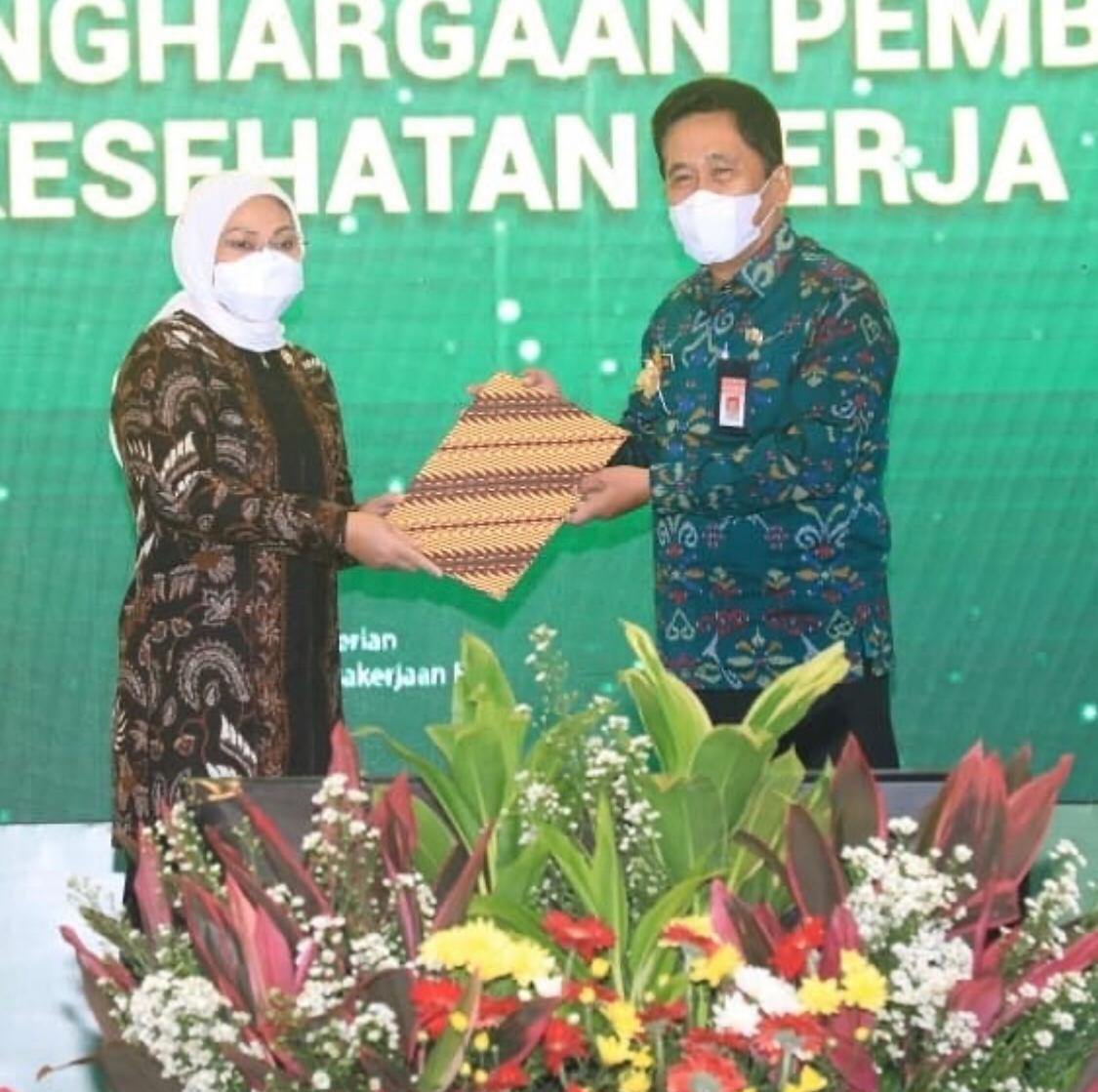 gubernur-bali-kembali-terima-penghargaan-keselamatan-kesehatan-kerja-dari-kemenaker-ri