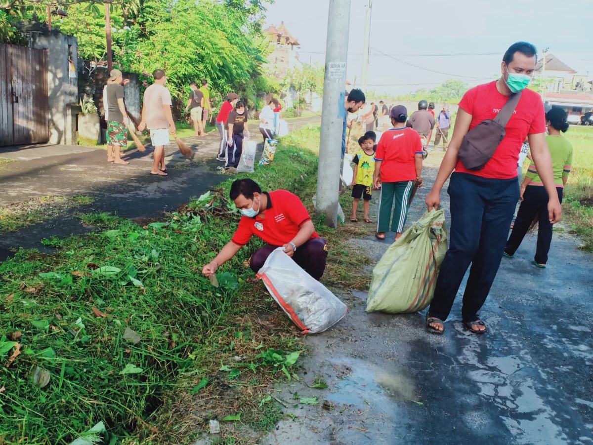 tim-dkbs-lukluk-bersama-warga-banjar-perang-gotong-royong-bersihkan-sampah-plastik