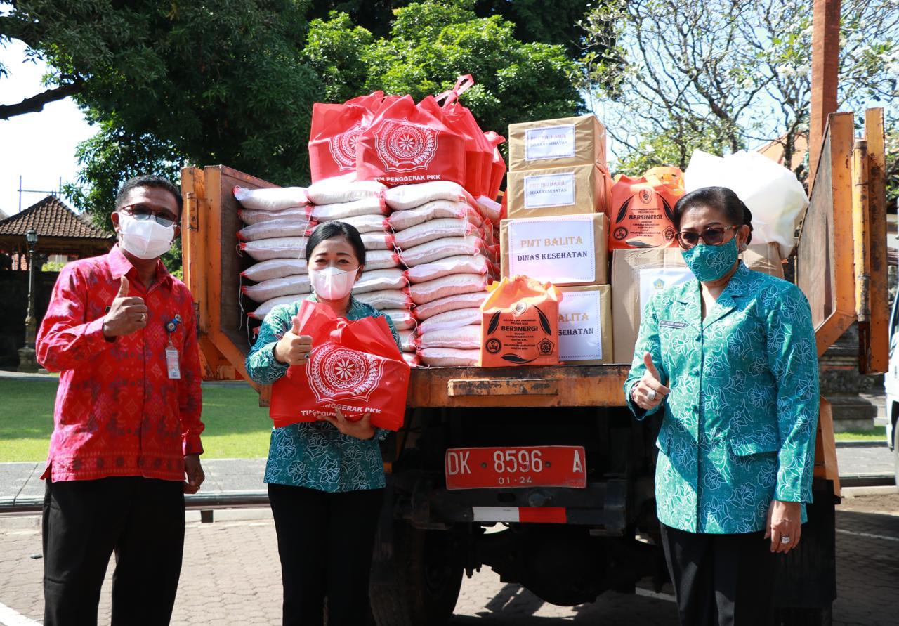 ny-putri-koster-serahkan-bansos-lanjutan-program-pkk-menyapa-dan-berbagi-untuk-2-kabupaten-dan-1-kota