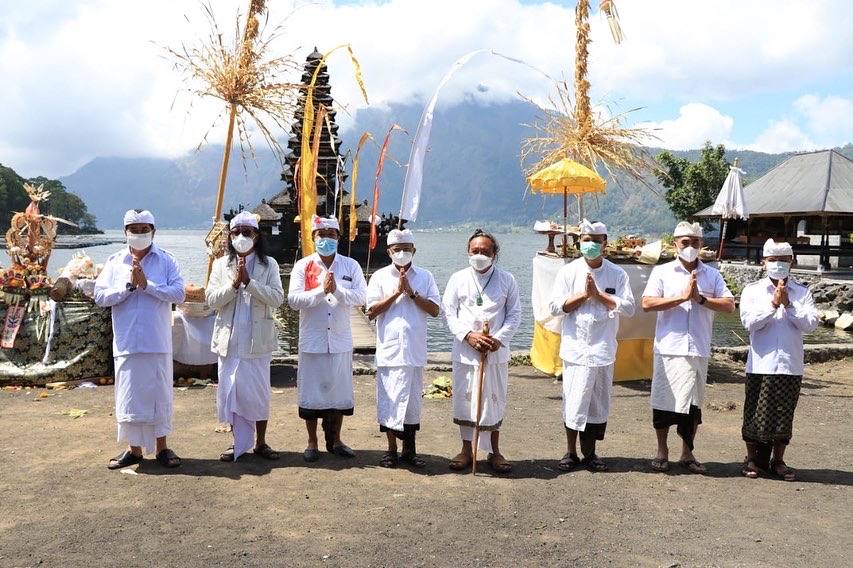 gubernur-bali-gelar-upacara-aci-pakelem-hulu-teben-di-panca-sagara