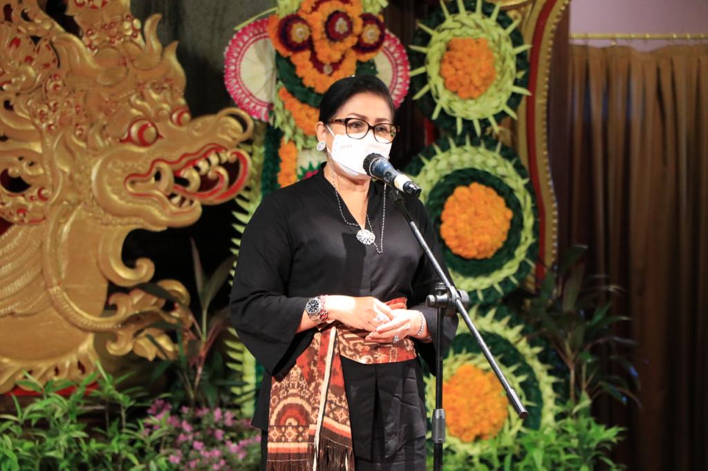 ny-putri-koster-ajak-para-designer-gaungkan-kembali-kain-tenun-asli-bali