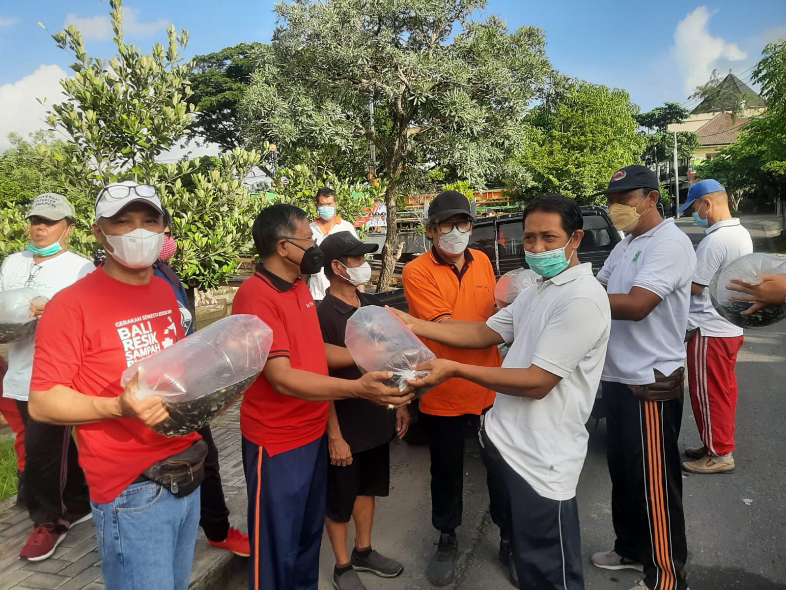 tim-dkbs-bersama-perangkat-desa-sanur-kauh-lepas-10-ribu-benih-ikan