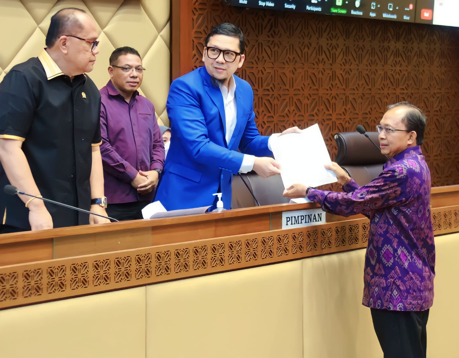 gubernur-wayan-koster-paparkan-ruu-provinsi-bali-dihadapan-panja-ruu-di-komisi-ii-dpr-ri