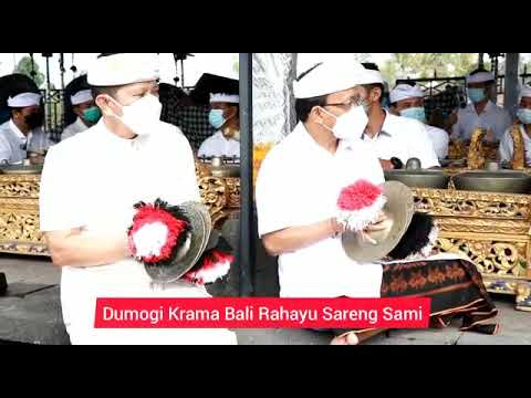 gubernur-bali-dengan-kapolda-bali-berbaur-ikut-megambel-di-pura-penataran-agung-padma-tiga-besakih