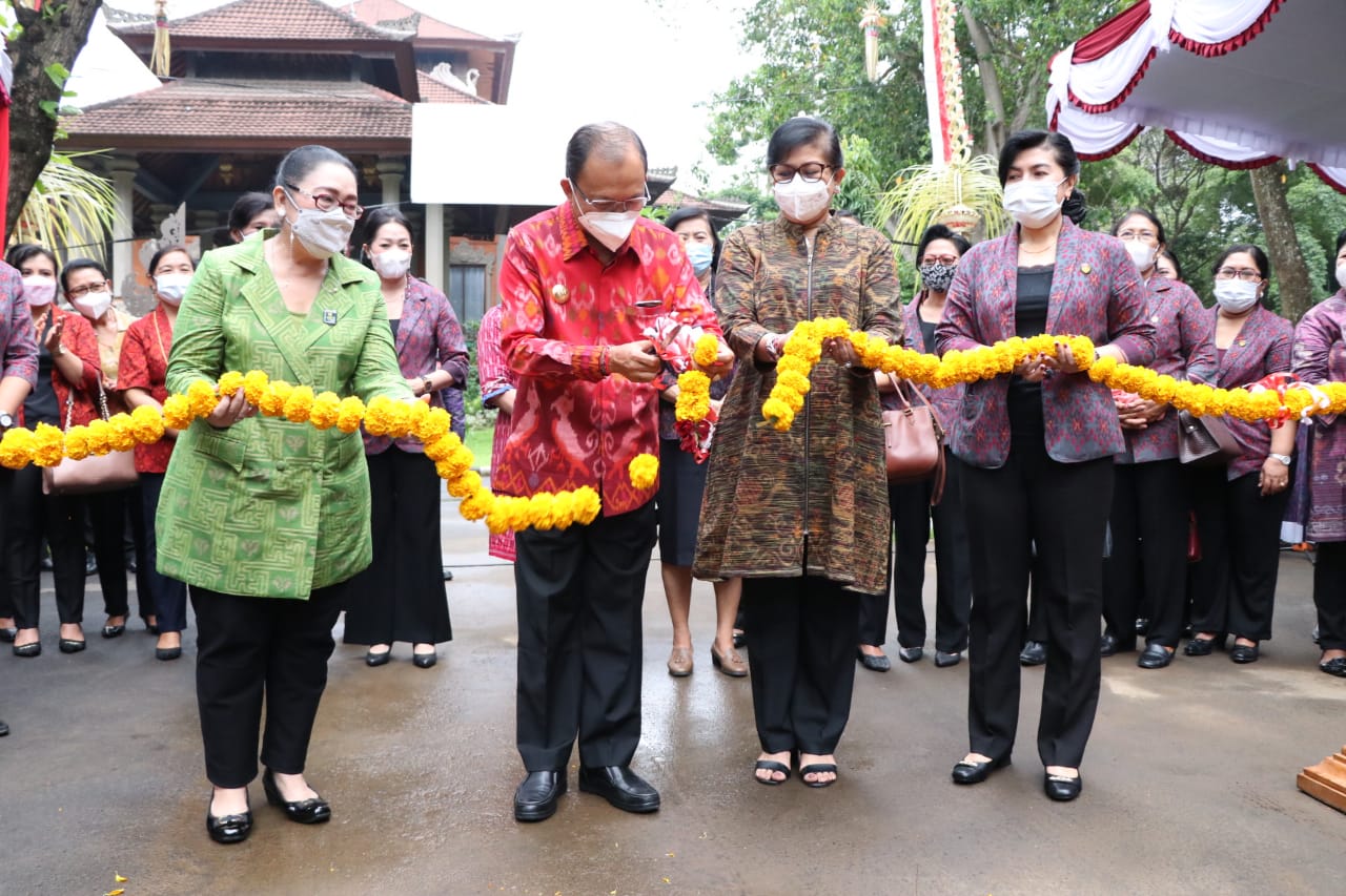 gubernur-koster-apresiasi-pasar-murah-sediakan-produk-khas-bali