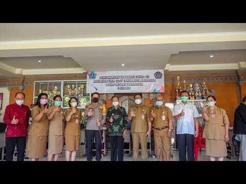 gubernur-bali-wayan-koster-meninjau-vaksinasi-di-smpn-8-denpasar